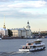 El río Neva y un barco turístico en Sant Petesburgo