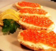 Caviar rojo encima de un huevo, plato ruso