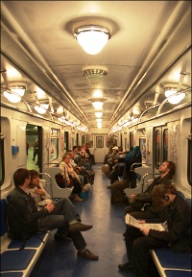 Dentro de un vagón de metro en San Petersburgo